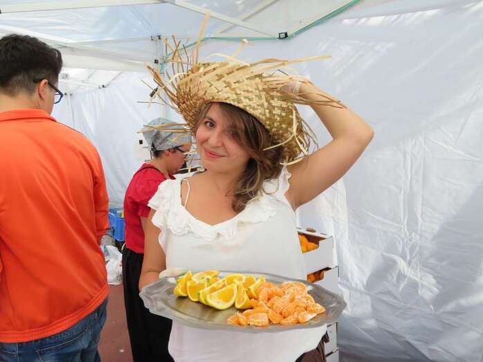 Joven ofrece gajos de naranja en la edición de 2018/TA.